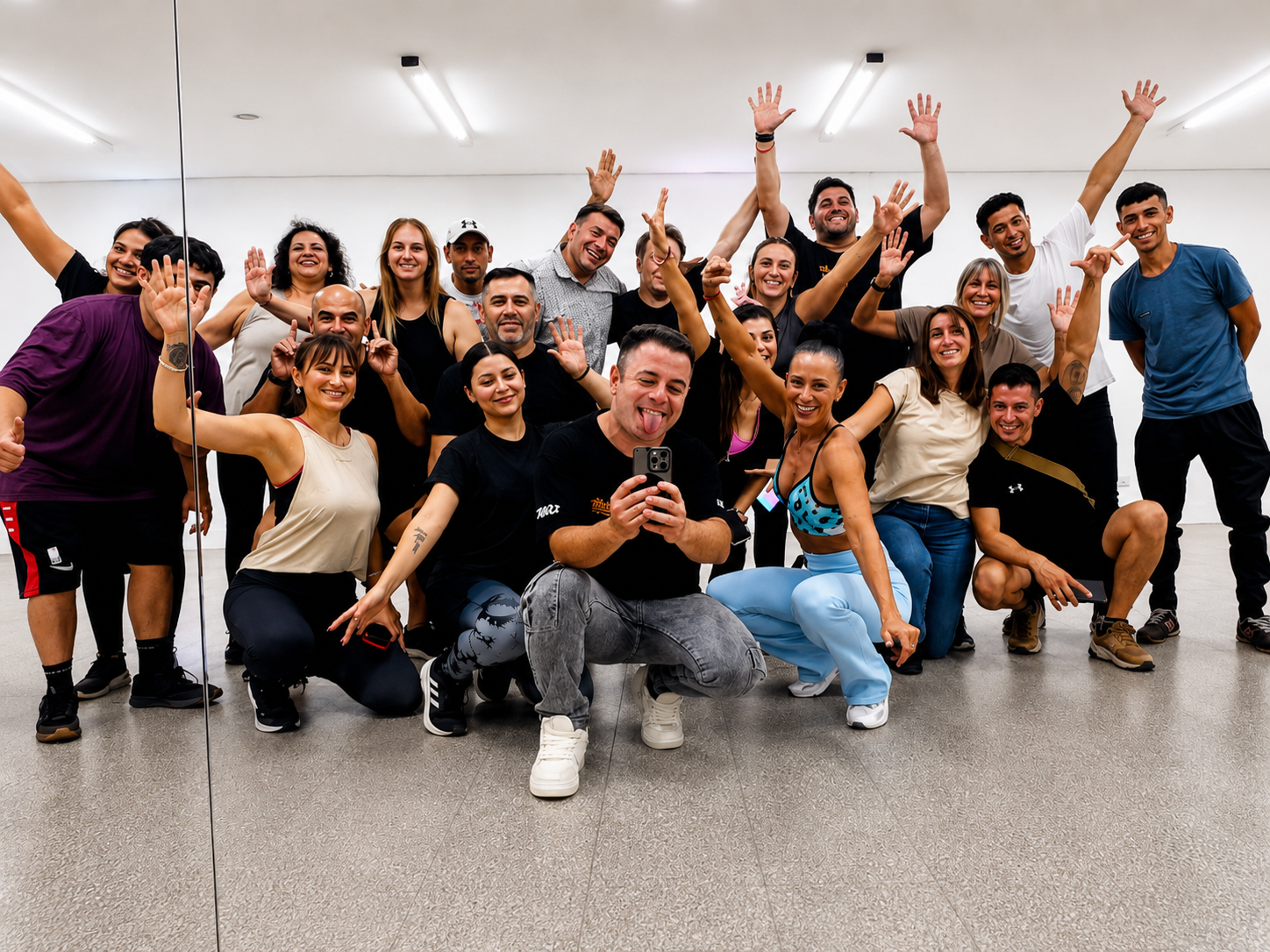 Grupo de clases de Zumba en la misma dirección de Shiva Entrenamiento en Santa Fe